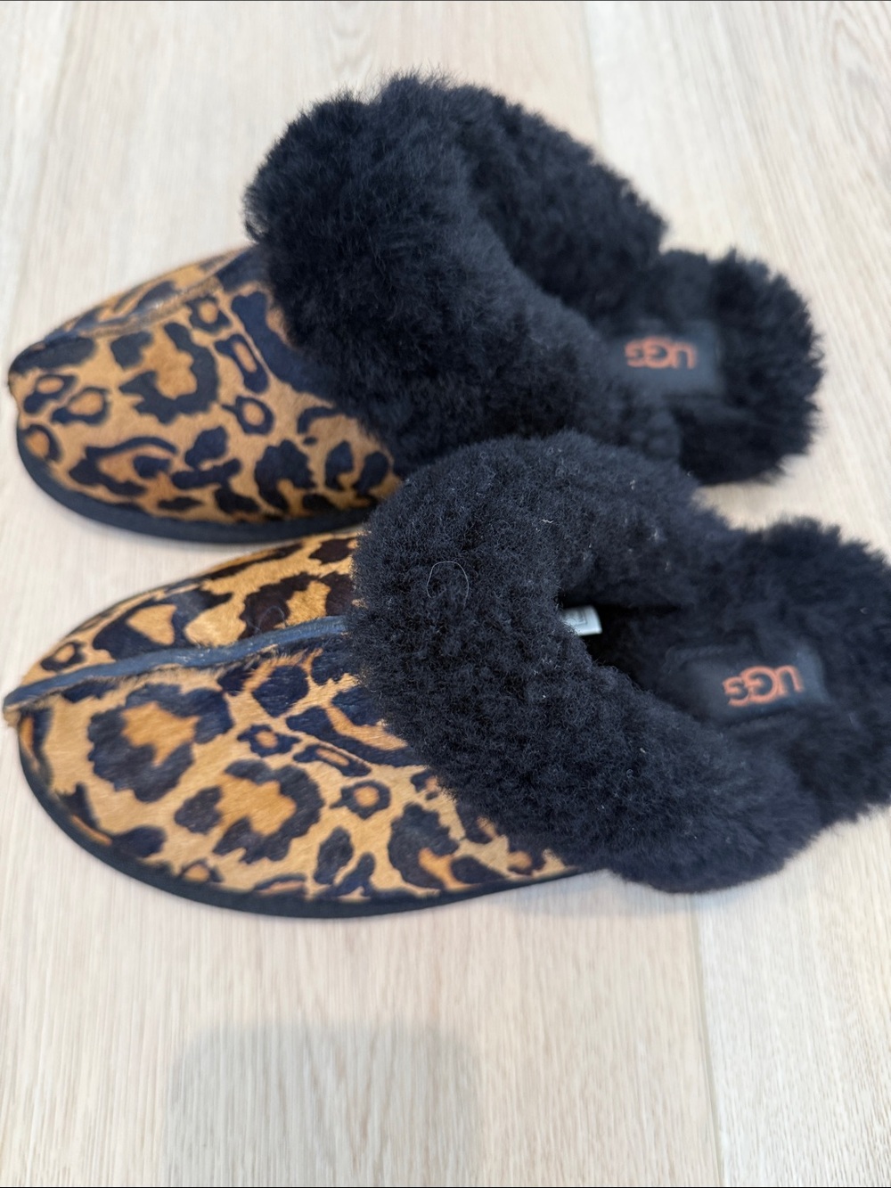 UGG Scuffette Leopard Print
Shearling
Slippers Women's
Size 8 - Picture 2 of 5